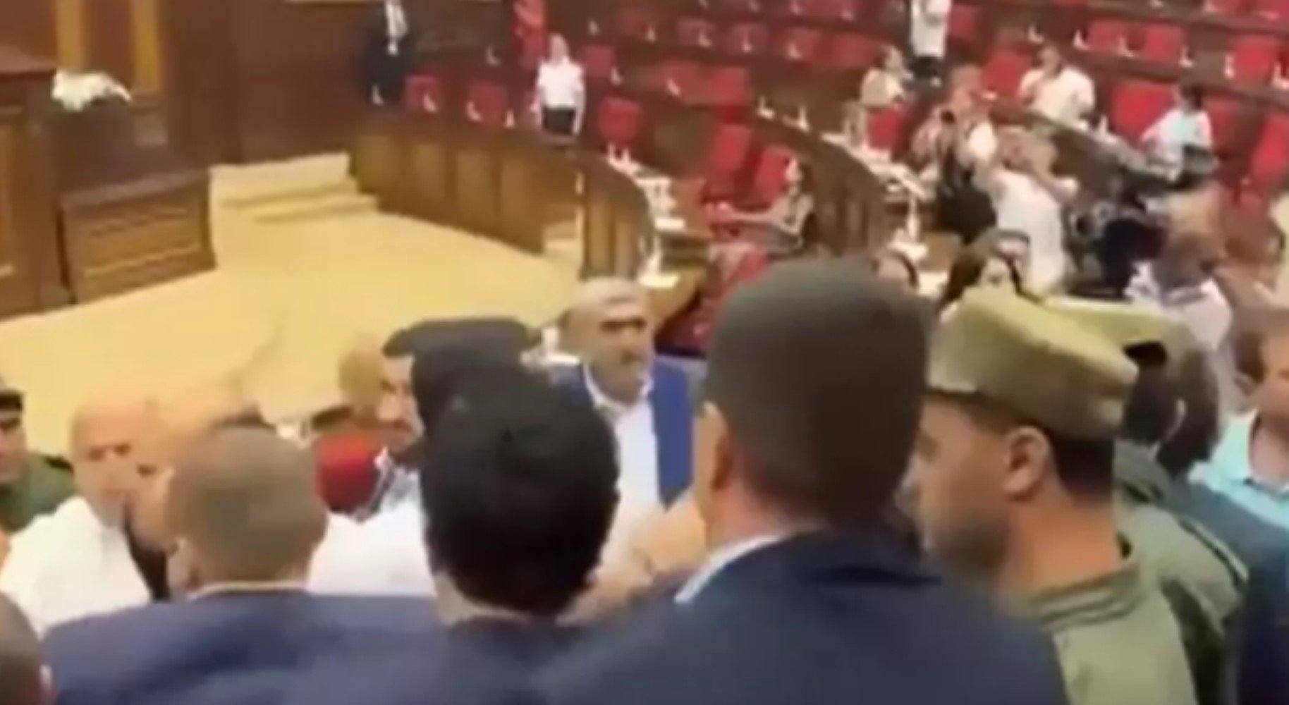 Ermenistan Parlamentosu'nda 'Türk'ün oğlu' gerginliği: Üzerine yürüdüğü vekile bağırdı