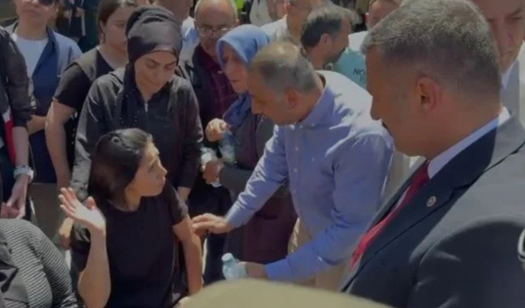 Şehit ablası isyan etti: 'Burada AKP'li görmek istemiyorum'
