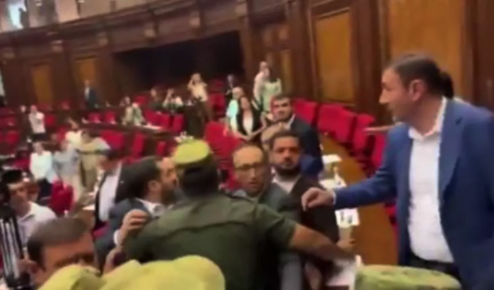Ermenistan Parlamentosu'nda 'Türk'ün oğlu' gerginliği Ermenistan Parlamentosu'nda 'Türk'ün oğlu' gerginliği