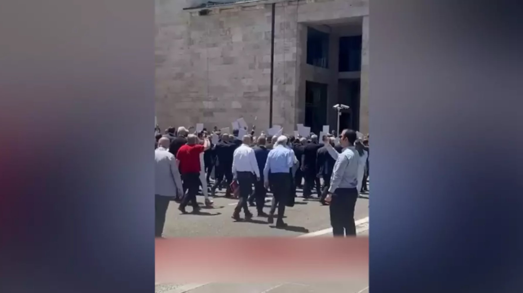 CHP grubu slogan atarak Adalet Bakanlığı'na protesto yürüyüşü yaptı: AKP'lilerden Recep Tayyip Erdoğan sesleri yükseldi