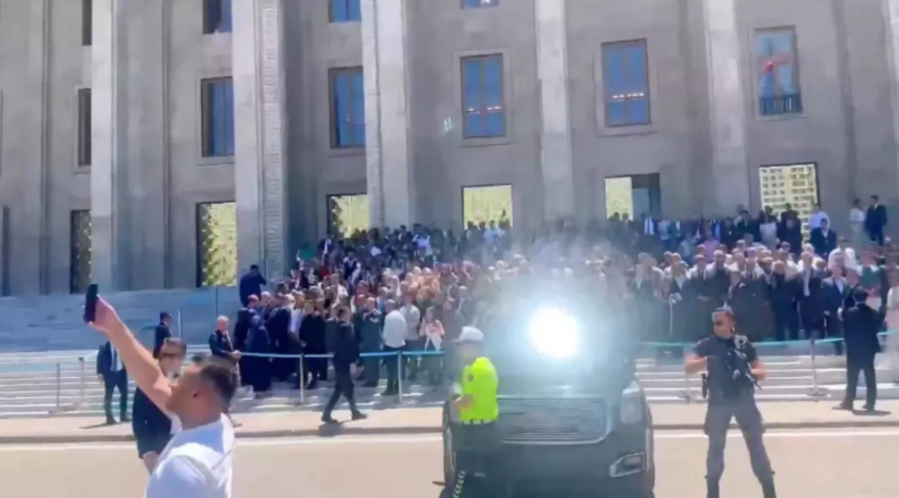 CHP grubu slogan atarak Adalet Bakanlığı'na protesto yürüyüşü yaptı: AKP'lilerden Recep Tayyip Erdoğan sesleri yükseldi