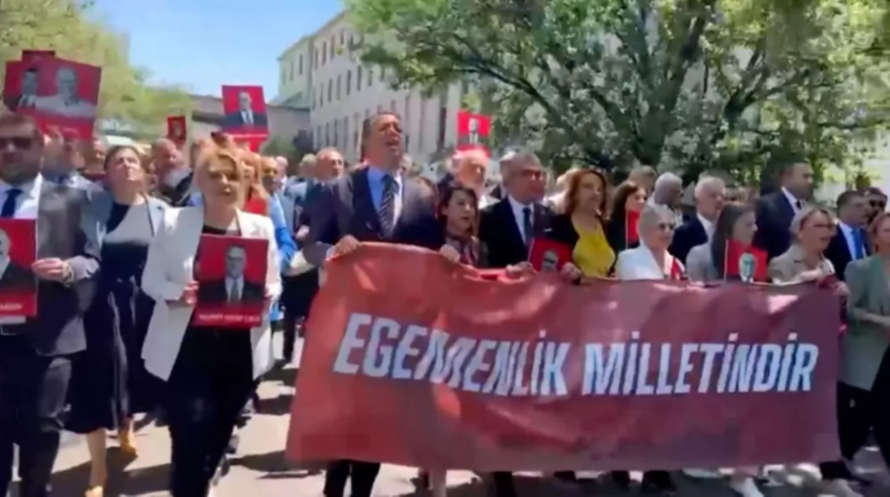 CHP grubu slogan atarak Adalet Bakanlığı'na protesto yürüyüşü yaptı: AKP'lilerden Recep Tayyip Erdoğan sesleri yükseldi