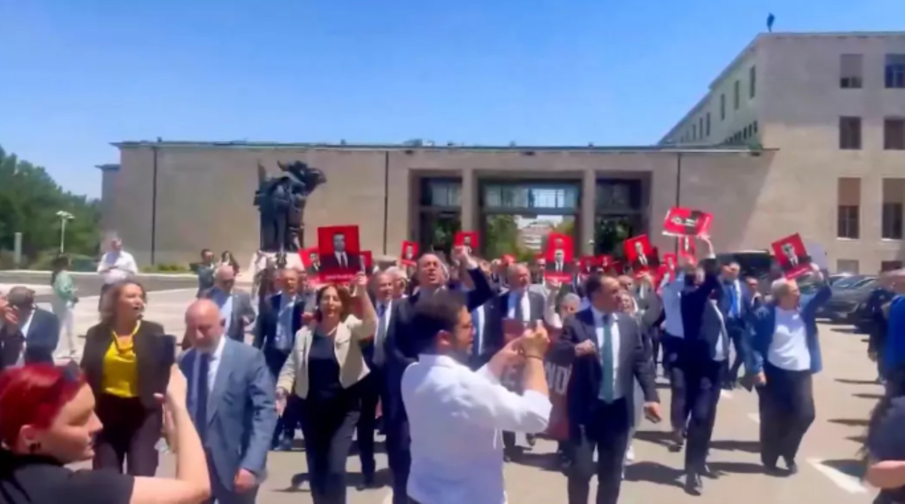 CHP grubu slogan atarak Adalet Bakanlığı'na protesto yürüyüşü yaptı: AKP'lilerden Recep Tayyip Erdoğan sesleri yükseldi