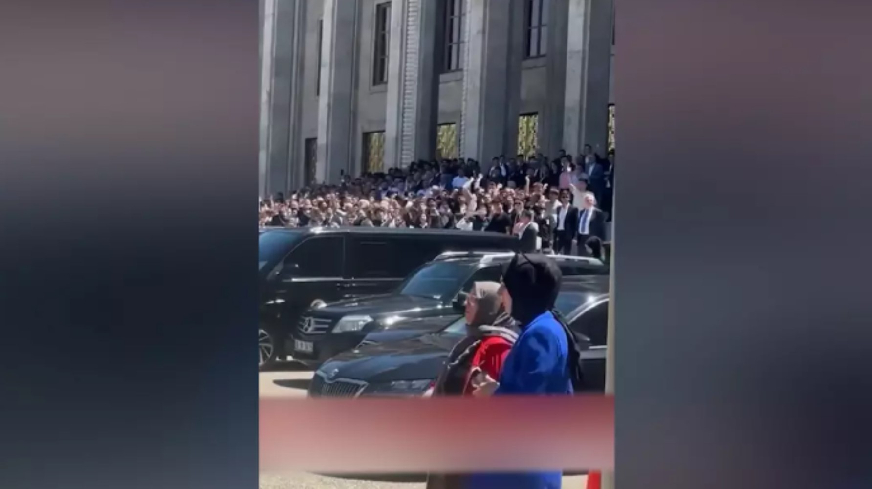 CHP grubu slogan atarak Adalet Bakanlığı'na protesto yürüyüşü yaptı: AKP'lilerden Recep Tayyip Erdoğan sesleri yükseldi