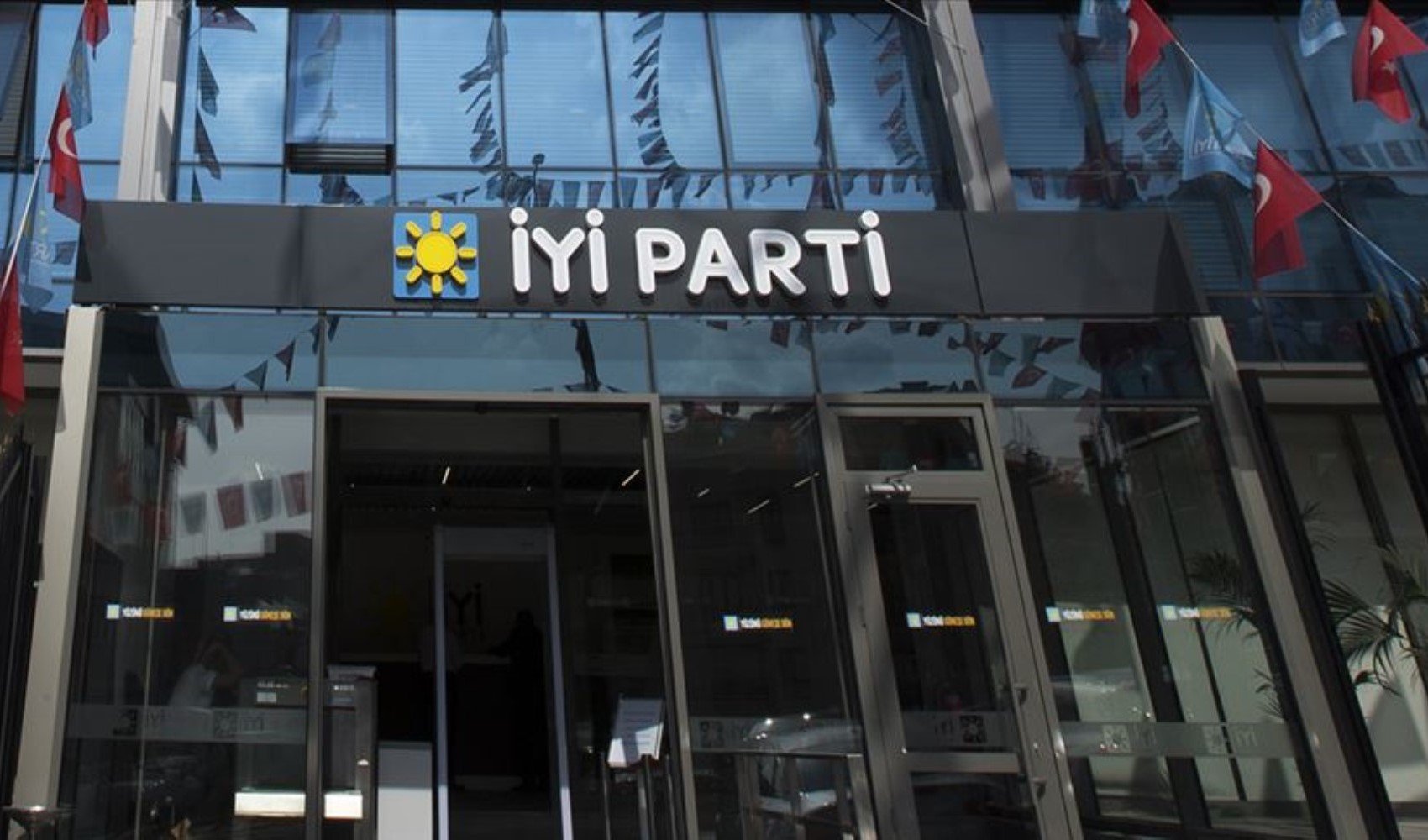 İYİ Parti'den yurttaşların telefonlarına 'terörsüz Türkiye' mesajı: Yerli ve Milli olarak tanıtıp