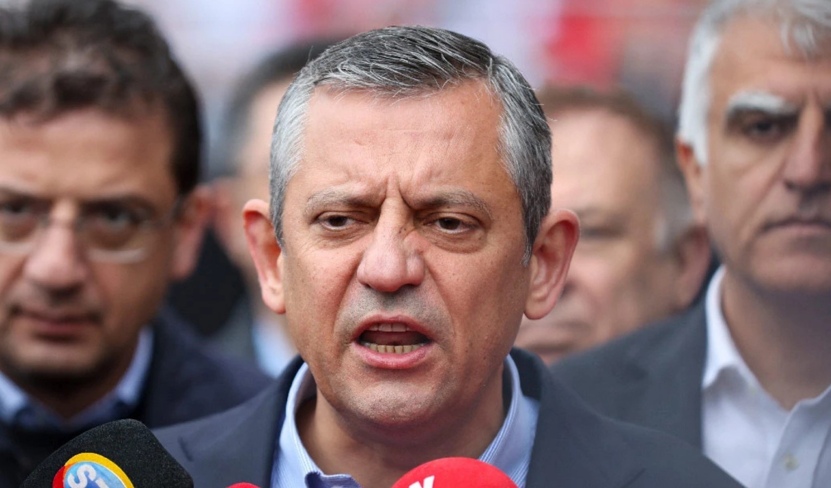 Özgür Özel'den Cumhurbaşkanı Erdoğan'a yanıt: 'AKP’yi yenme suçu işliyoruz, Erdoğan bir vesikalıktan korkuyor'