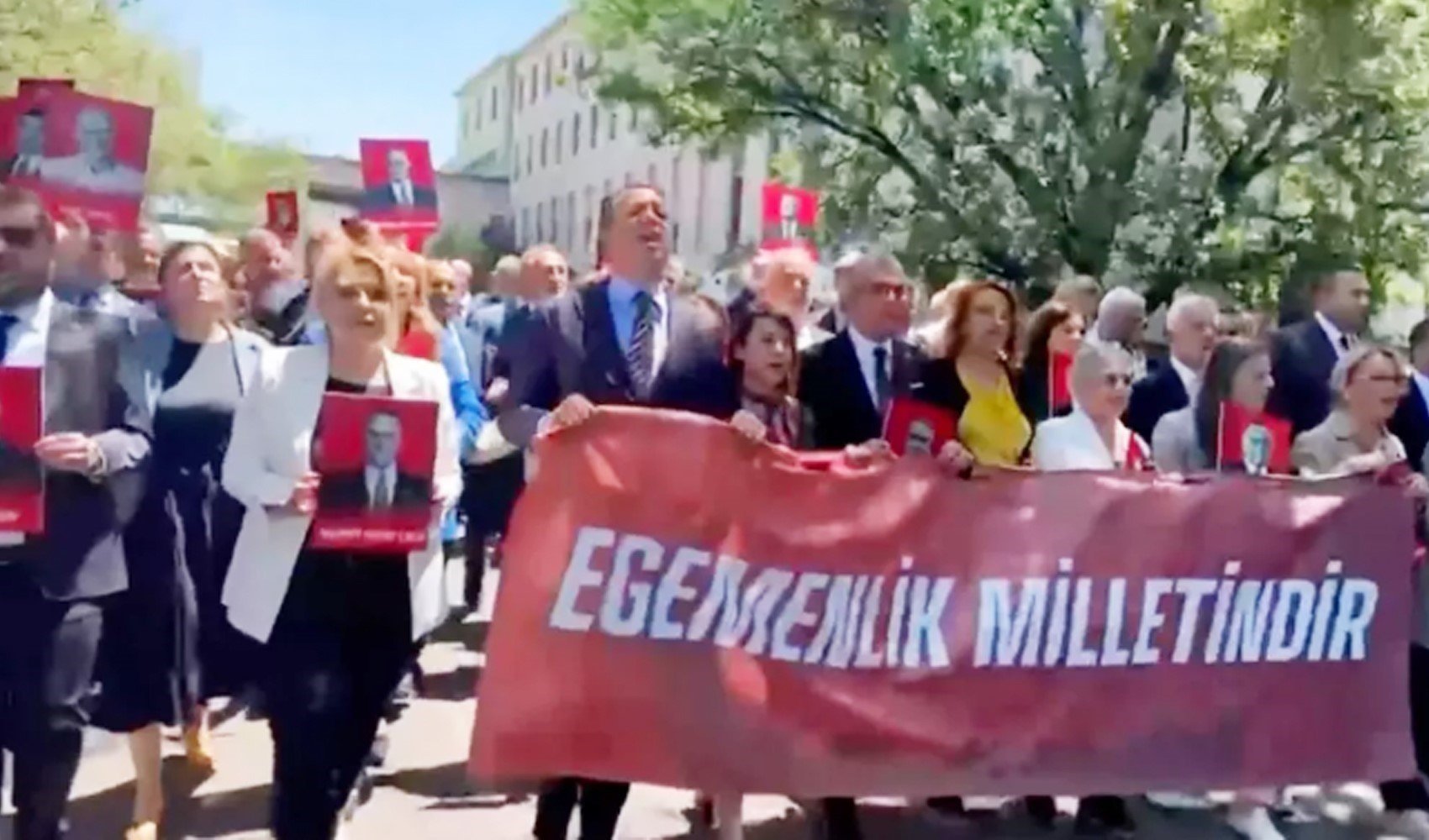 CHP grubu slogan atarak Adalet Bakanlığı'na protesto yürüyüşü yaptı CHP grubu slogan atarak Adalet Bakanlığı'na protesto yürüyüşü yaptı
