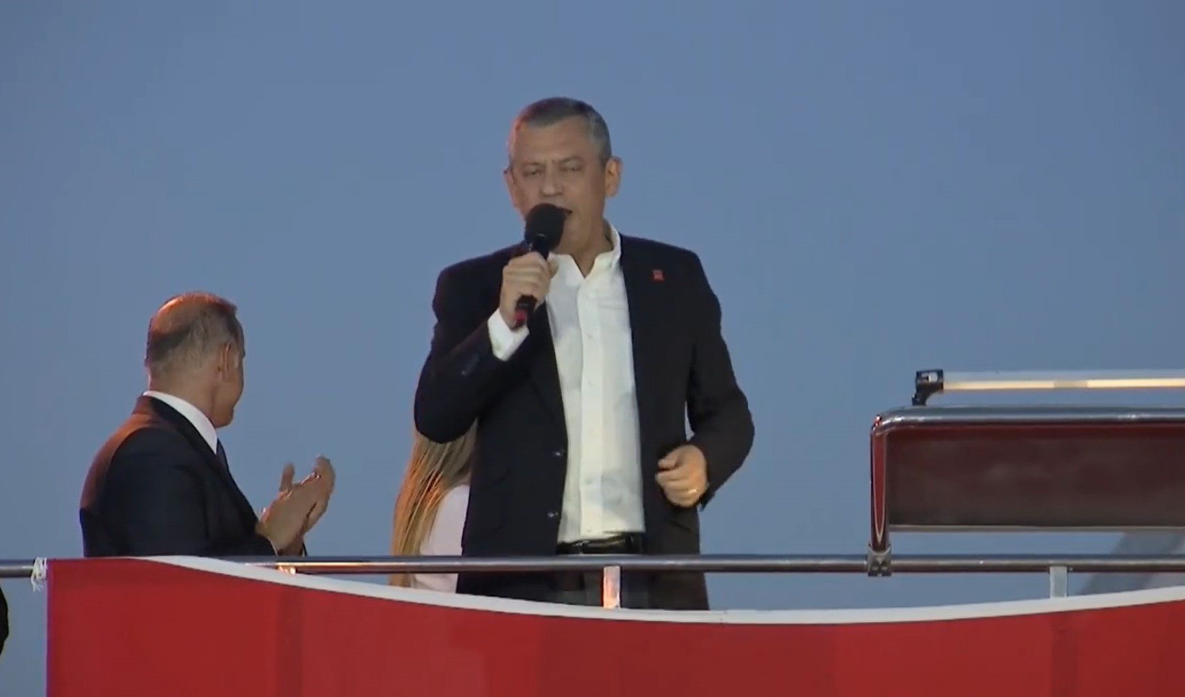 Özgür Özel, Erdoğan'a seslendi: Gün gelecek 'ayakkabı kutuları' defterleri açılacak Özgür Özel, Erdoğan'a seslendi: Gün gelecek 'ayakkabı kutuları' defterleri açılacak
