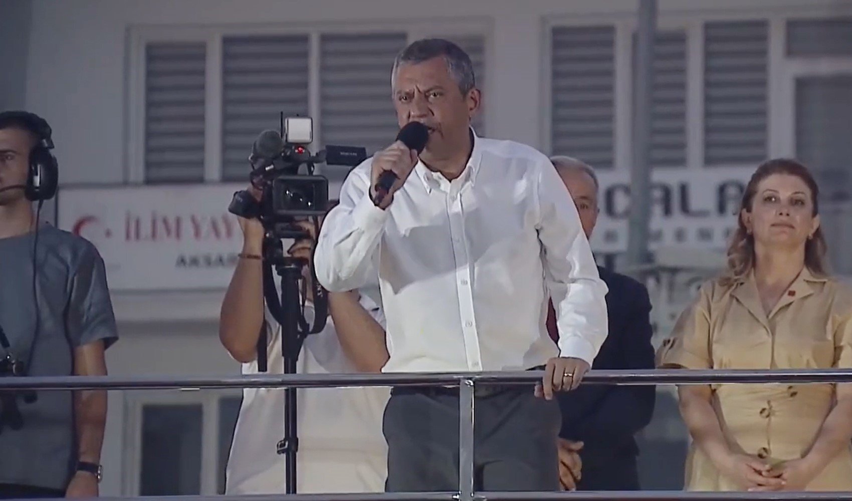CHP Genel Başkanı Özgür Özel yeni asgari ücreti çeyrek altın üzerinden açıkladı