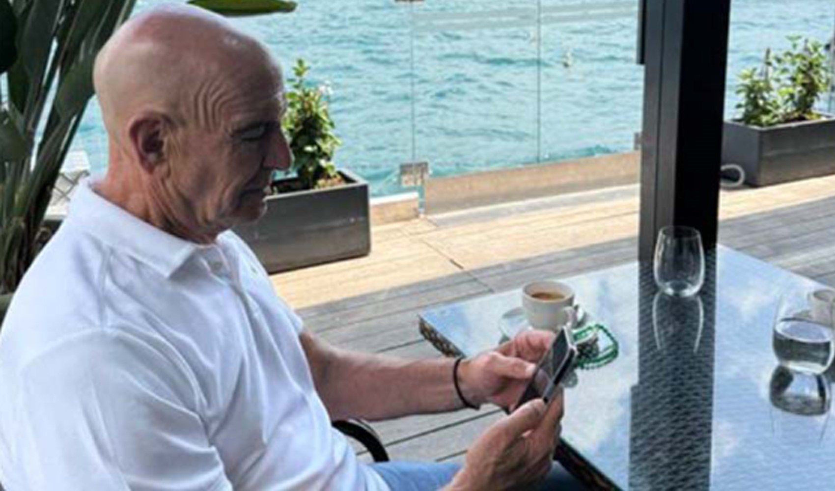 ABD'nin Ankara Büyükelçisi ve Suriye Özel Temsilcisi Barrack, Türk kahvesi ve tespihiyle Boğaz’da poz verdi