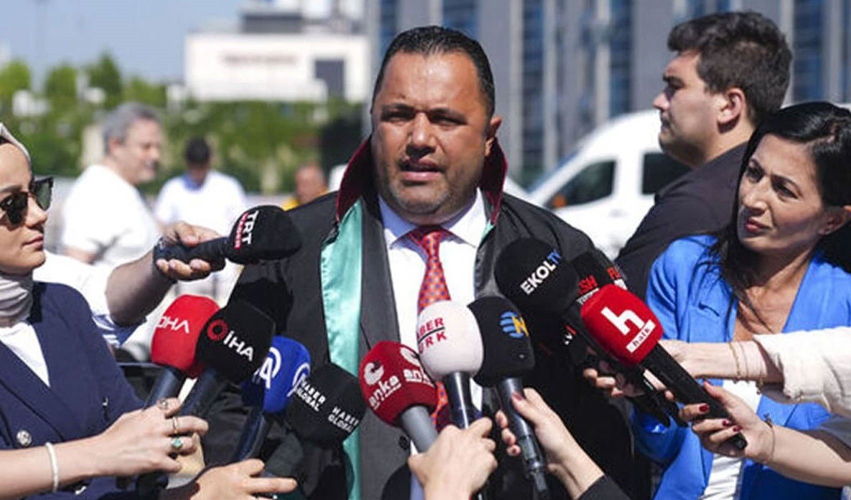 Avukat Rezan Epözdemir gözaltına alındı! Avukat Rezan Epözdemir gözaltına alındı!