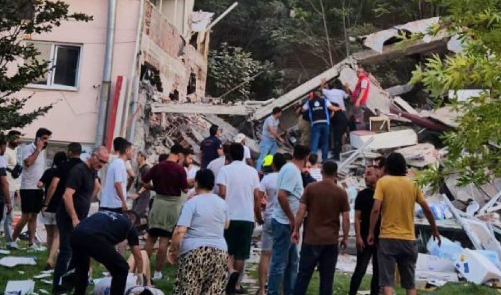 Depremin merkezi Balıkesir'den gelen ilk görüntüler: Bir bina yıkıldı!