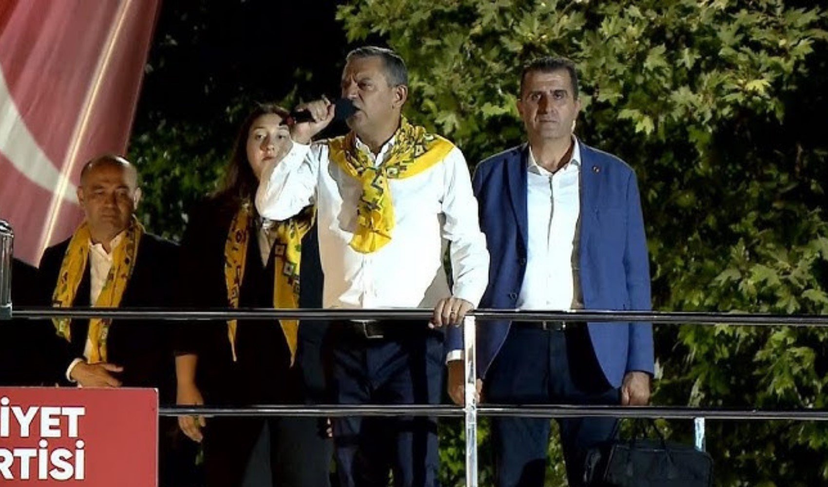 Özgür Özel, Tokat mitinginde avukat iddialarını gündeme taşıdı: Neden tutuklandıklarını açıkladı