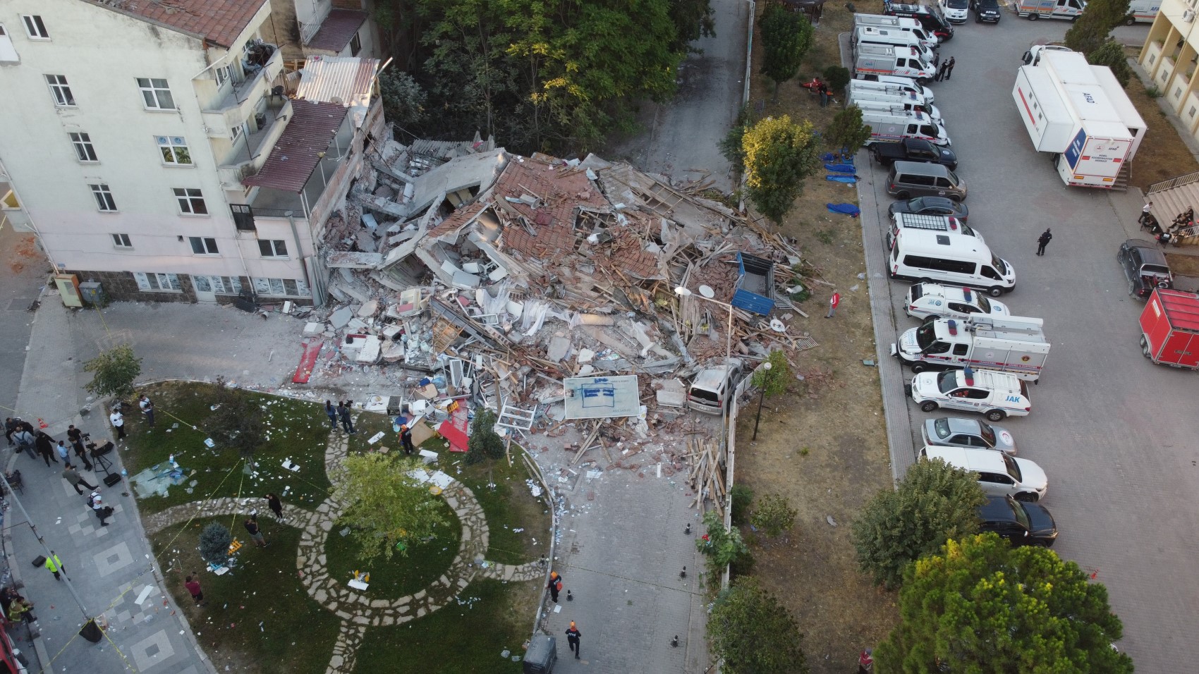 Balıkesir’de yıkılan bina havadan görüntülendi