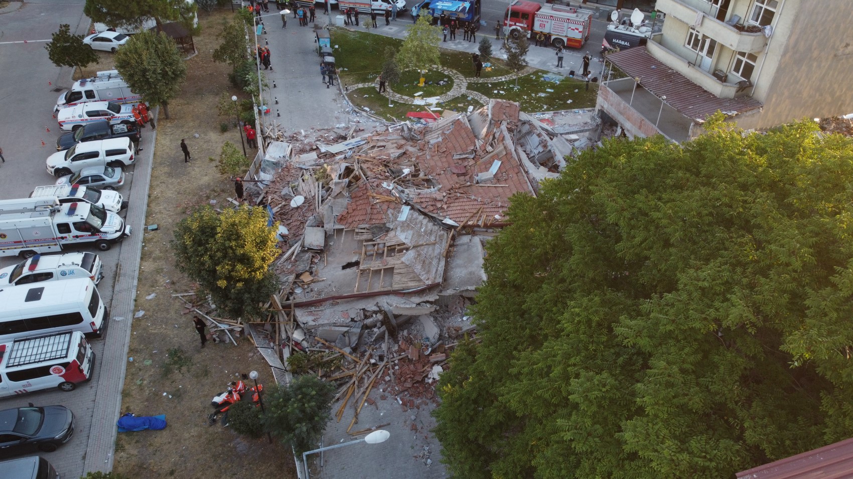 Balıkesir’de yıkılan bina havadan görüntülendi