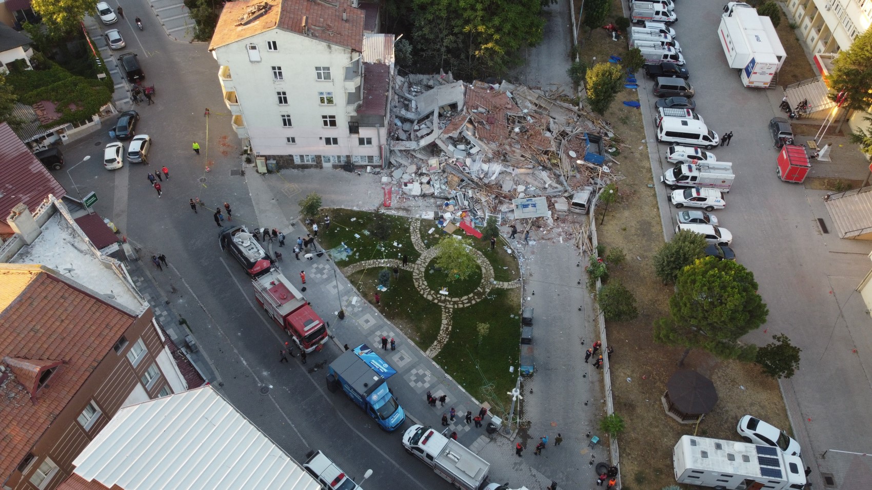 Balıkesir’de yıkılan bina havadan görüntülendi