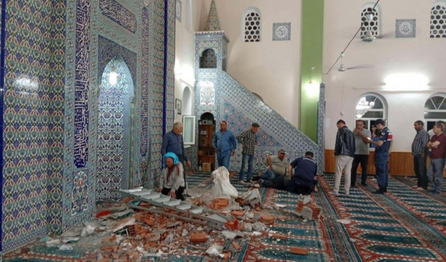Cami duvarından düşen tuğlalar can aldı