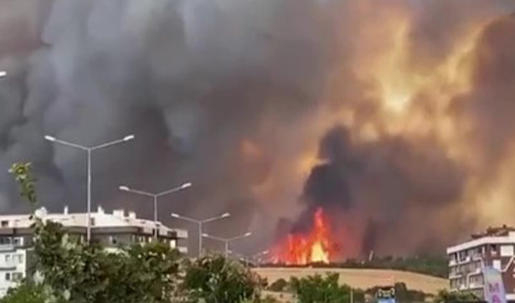 Çanakkale yeniden alevlere teslim oldu: Yurttaşlara deniz yoluyla tahliye