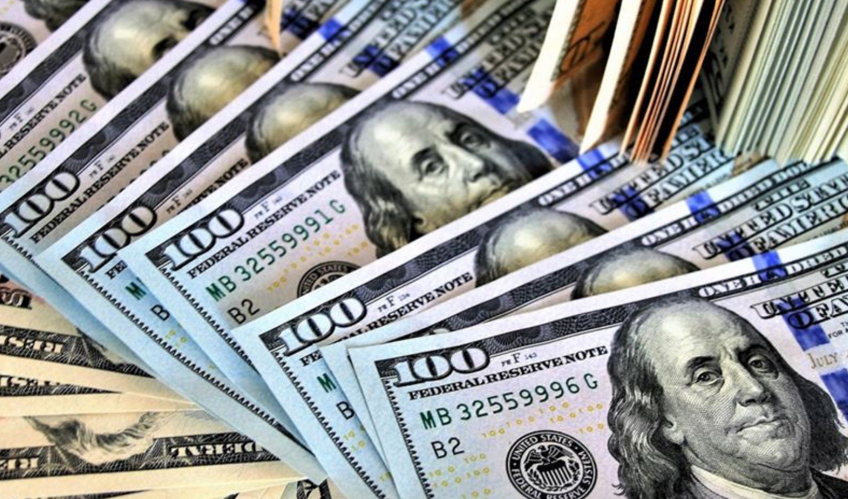 Dolar ve Euro güne rekor seviyelere yakın başladı