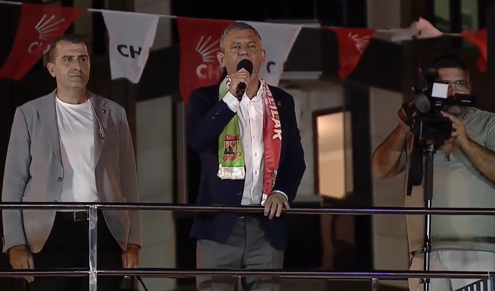 CHP Genel Başkanı Özel'den, Çerçioğlu'nun AKP'ye geçişine çarpıcı tepki: Hak etmediği unvanları vermişiz