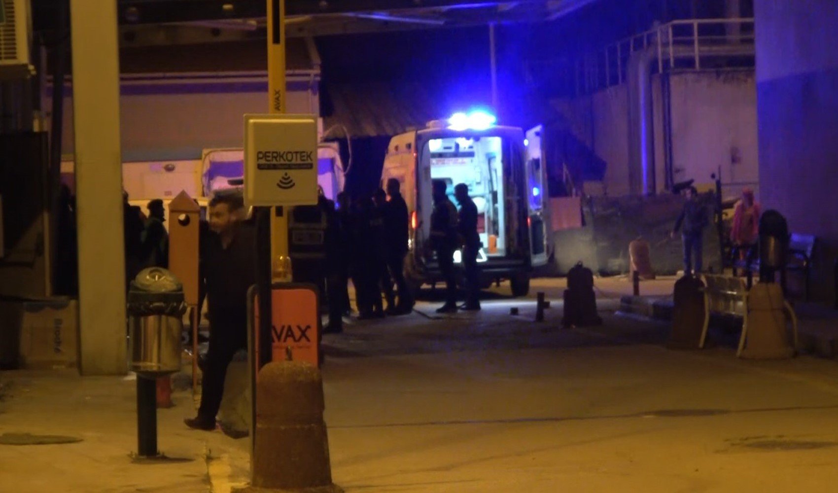 İzinsiz tezgah tartışması kan aktı: 2 zabıta memuru yaralandı