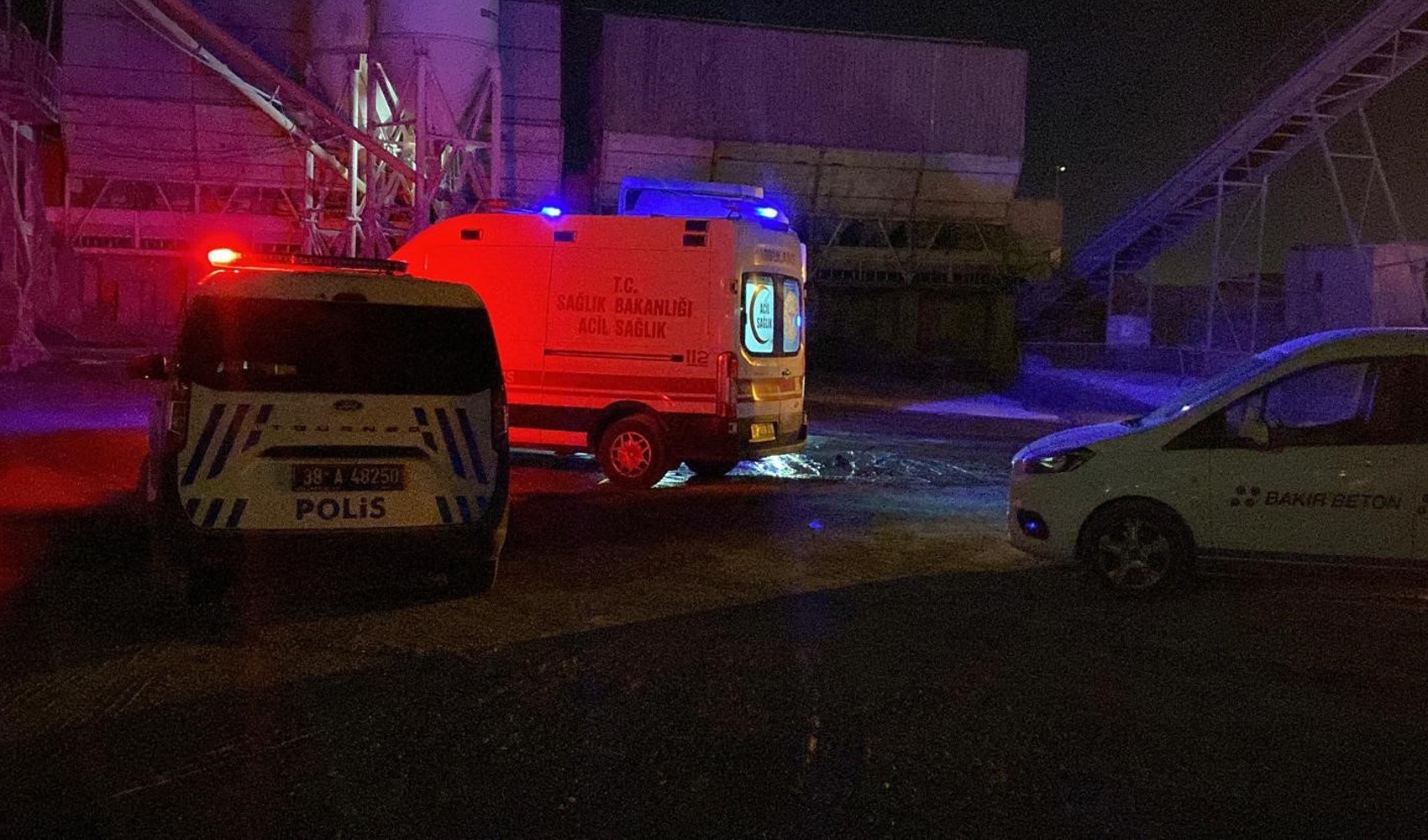 Çimento kamyonunun kapağının çarptığı şoför yaşamını yitirdi