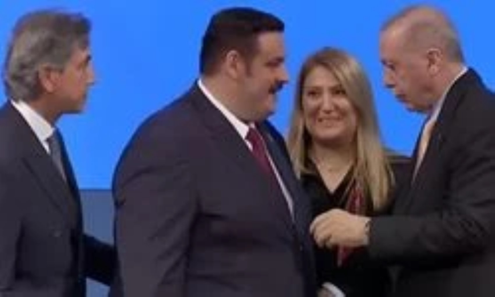 Erdoğan, 'kilo ver' diyerek rozetini takmıştı: Rüşvetten gözaltına alındığı ortaya çıktı