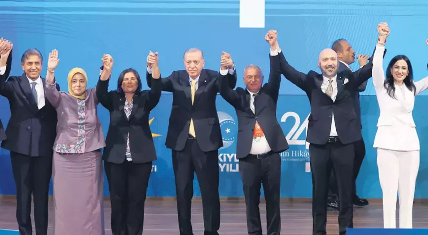 Erdoğan, 'kilo ver' diyerek rozetini takmıştı: Rüşvetten gözaltına alındığı ortaya çıktı
