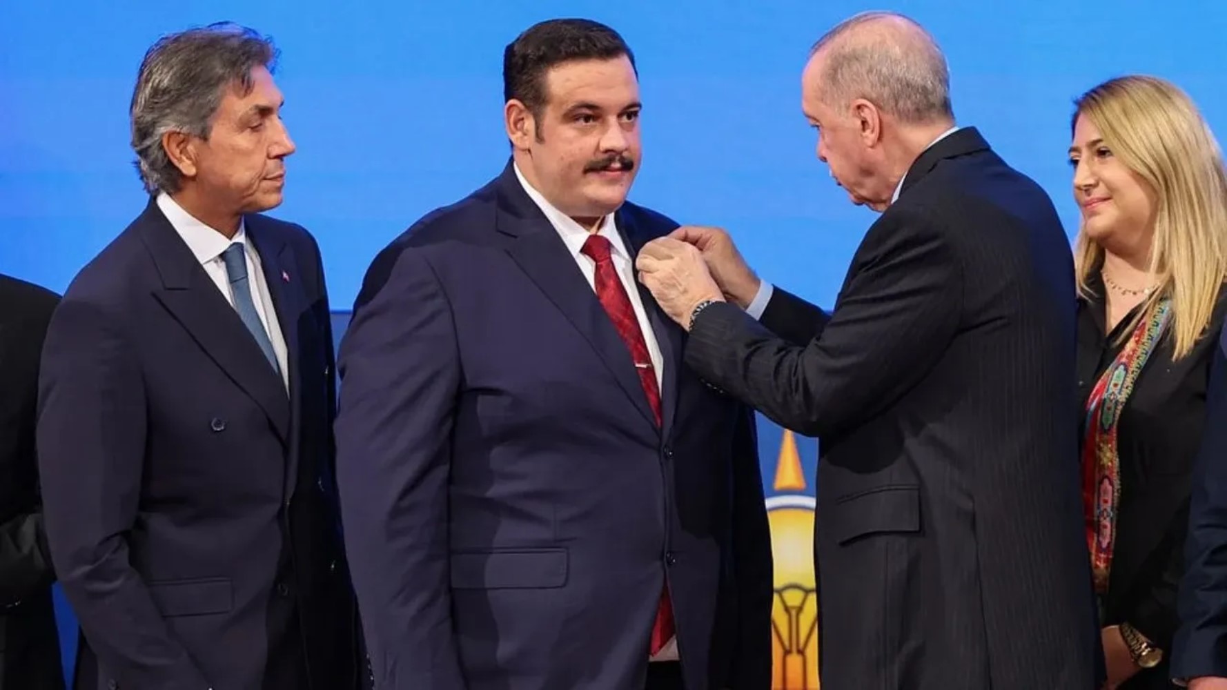 Erdoğan, 'kilo ver' diyerek rozetini takmıştı: Rüşvetten gözaltına alındığı ortaya çıktı