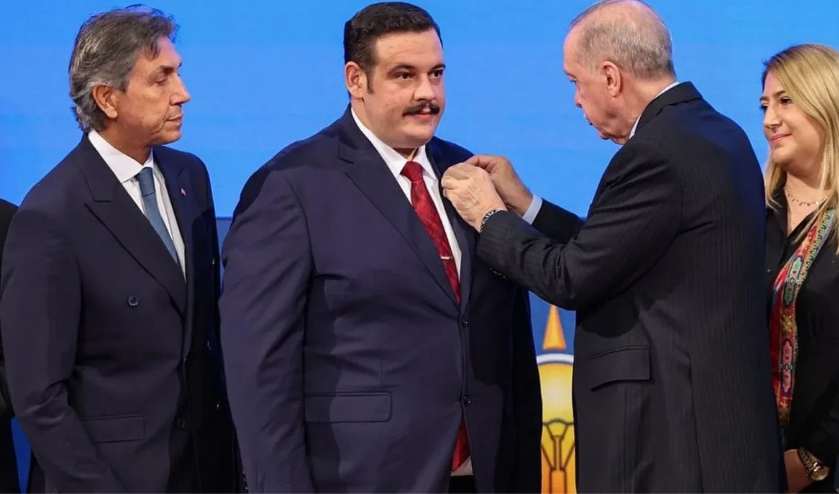 Erdoğan, 'kilo ver' diyerek rozetini takmıştı: Gözaltına alınmış