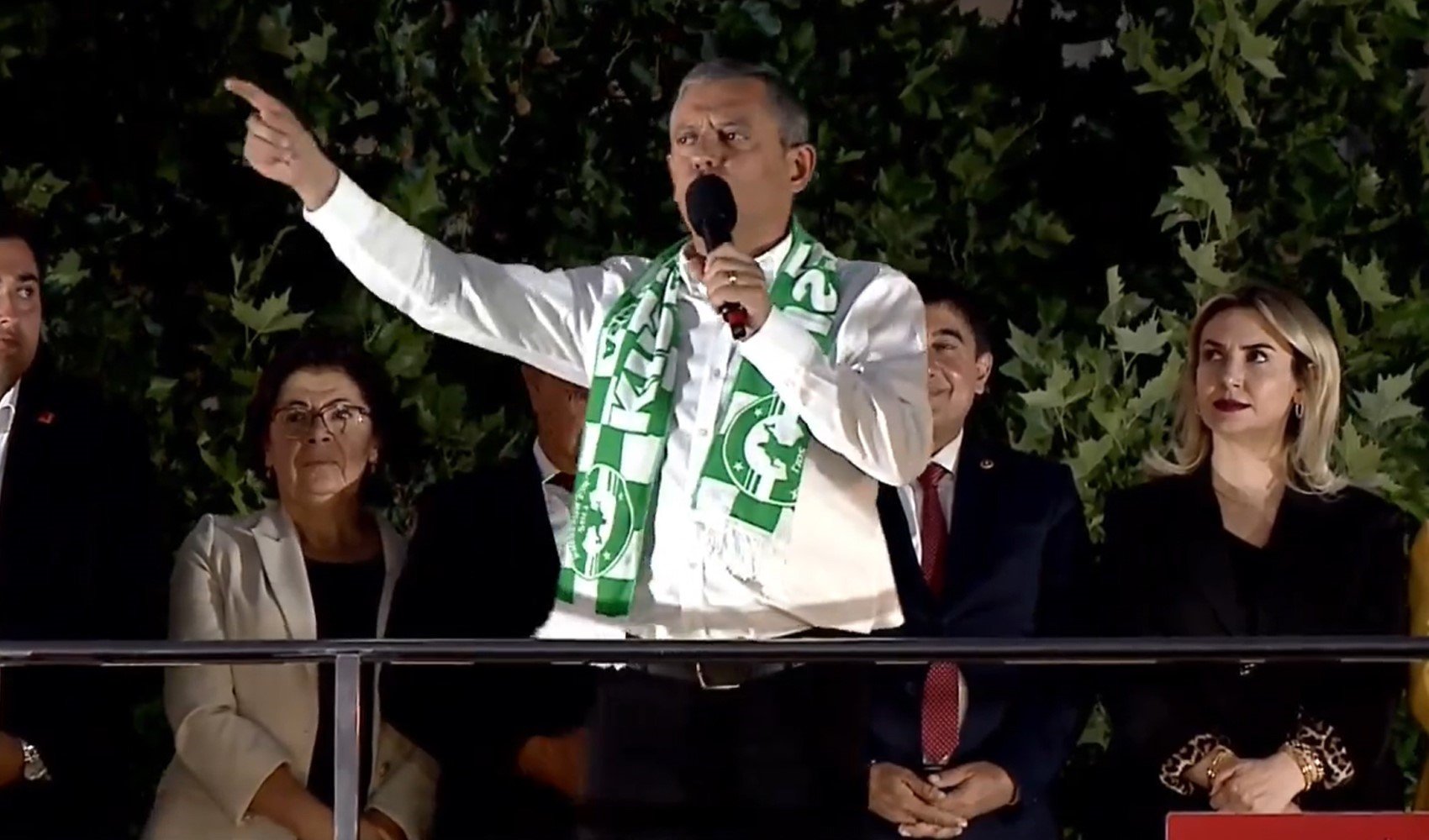 Özgür Özel'den Çerçioğlu yorumu: Parti değiştiriyor, firmanın hisseleri borsada yükseliyor