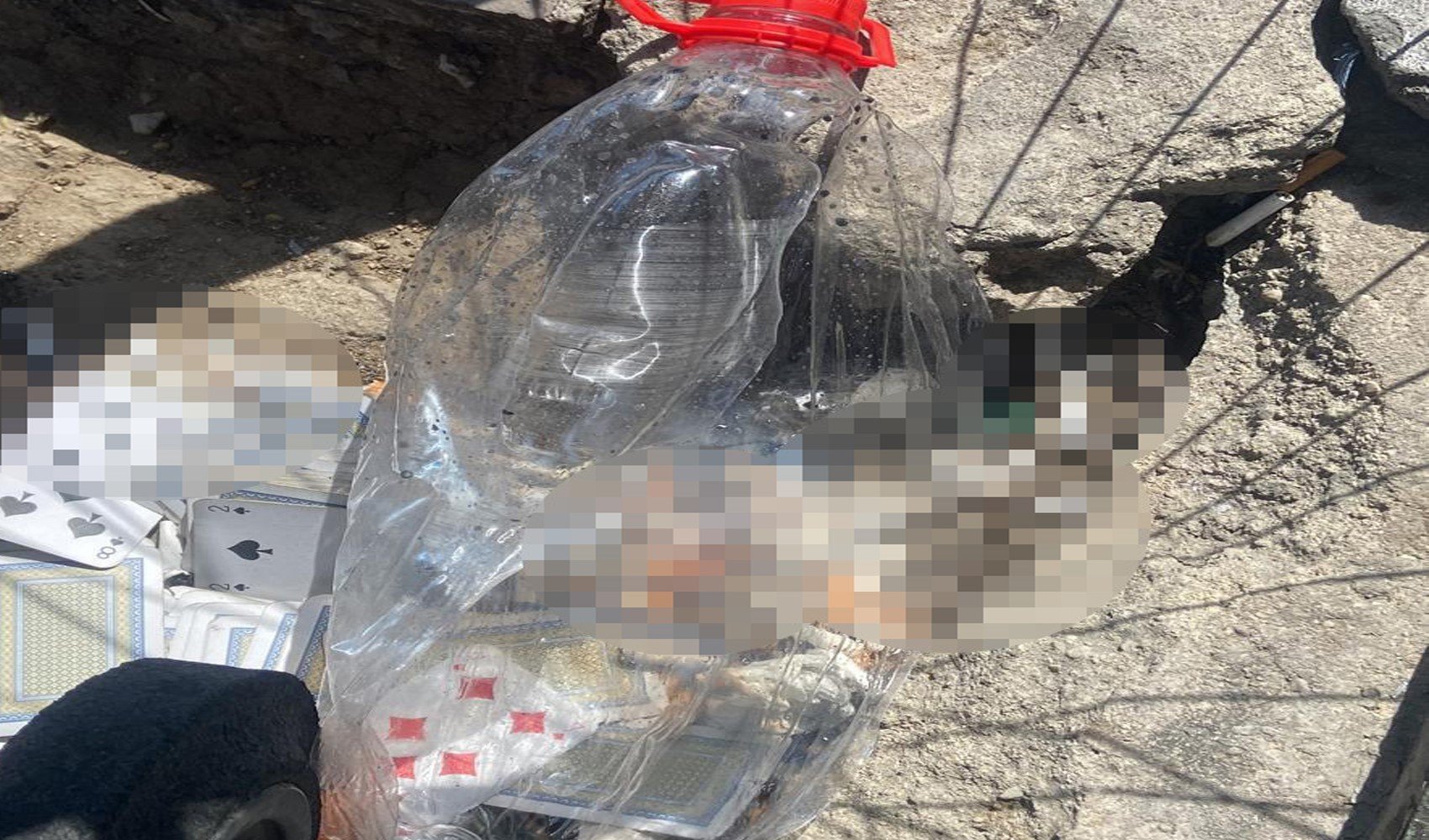 Dört çocuk tuz ruhuyla hazırladıkları şişeyi kıraathaneye attı