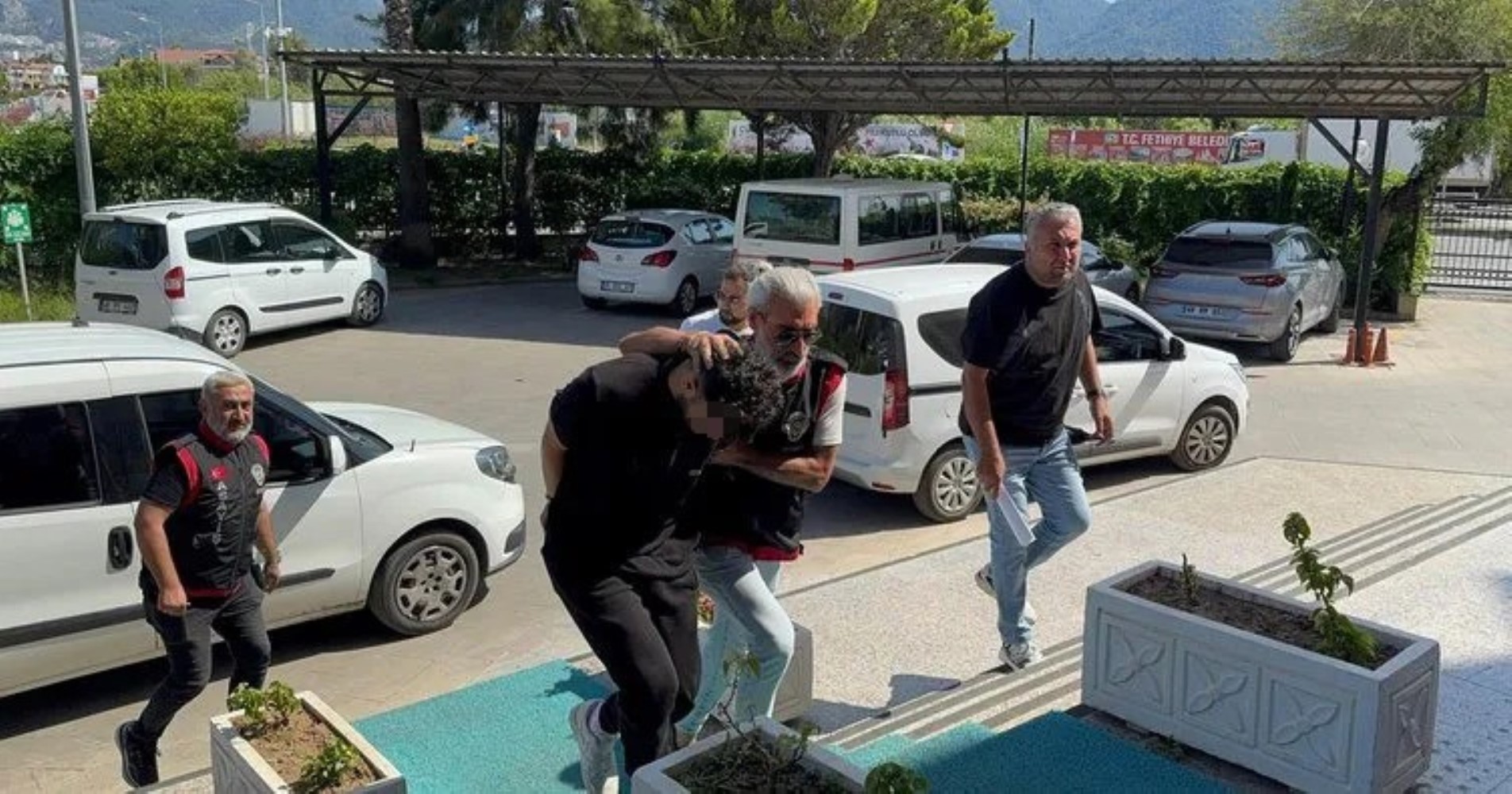 Üç erkek tarafından öldüresiye dövülen kadından şaşırtan karar: Mahkeme heyeti bile şaşırdı