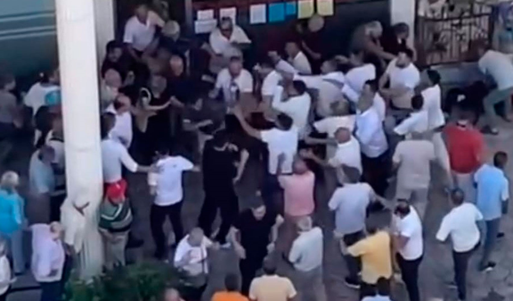 CHP Samsun’da gergin seçim: Tekme ve yumruklar havada uçuştu
