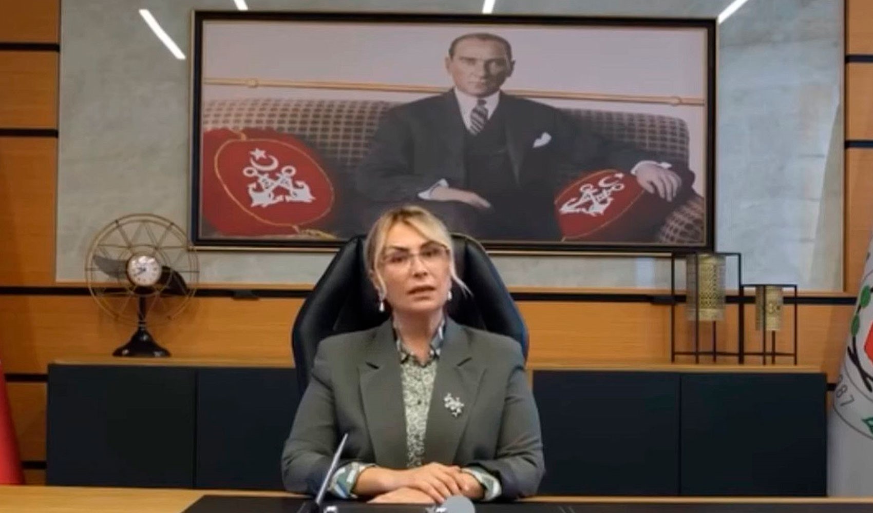 CHP'den istifa etmişti: AKP'ye transfer olan başkanın ilk icraatı Erdoğan portresi oldu