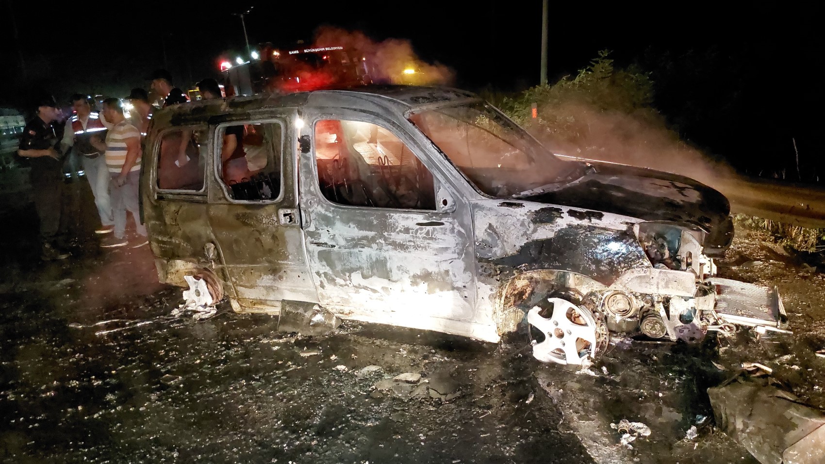 Tiner, boya ve madeni yağ yüklü tır seyir halindeyken yandı: Ortalık savaş alanına döndü