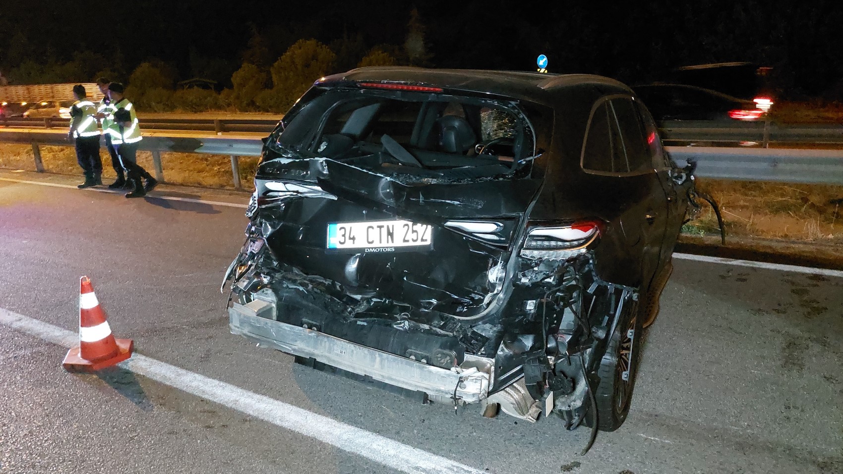 Tiner, boya ve madeni yağ yüklü tır seyir halindeyken yandı: Ortalık savaş alanına döndü
