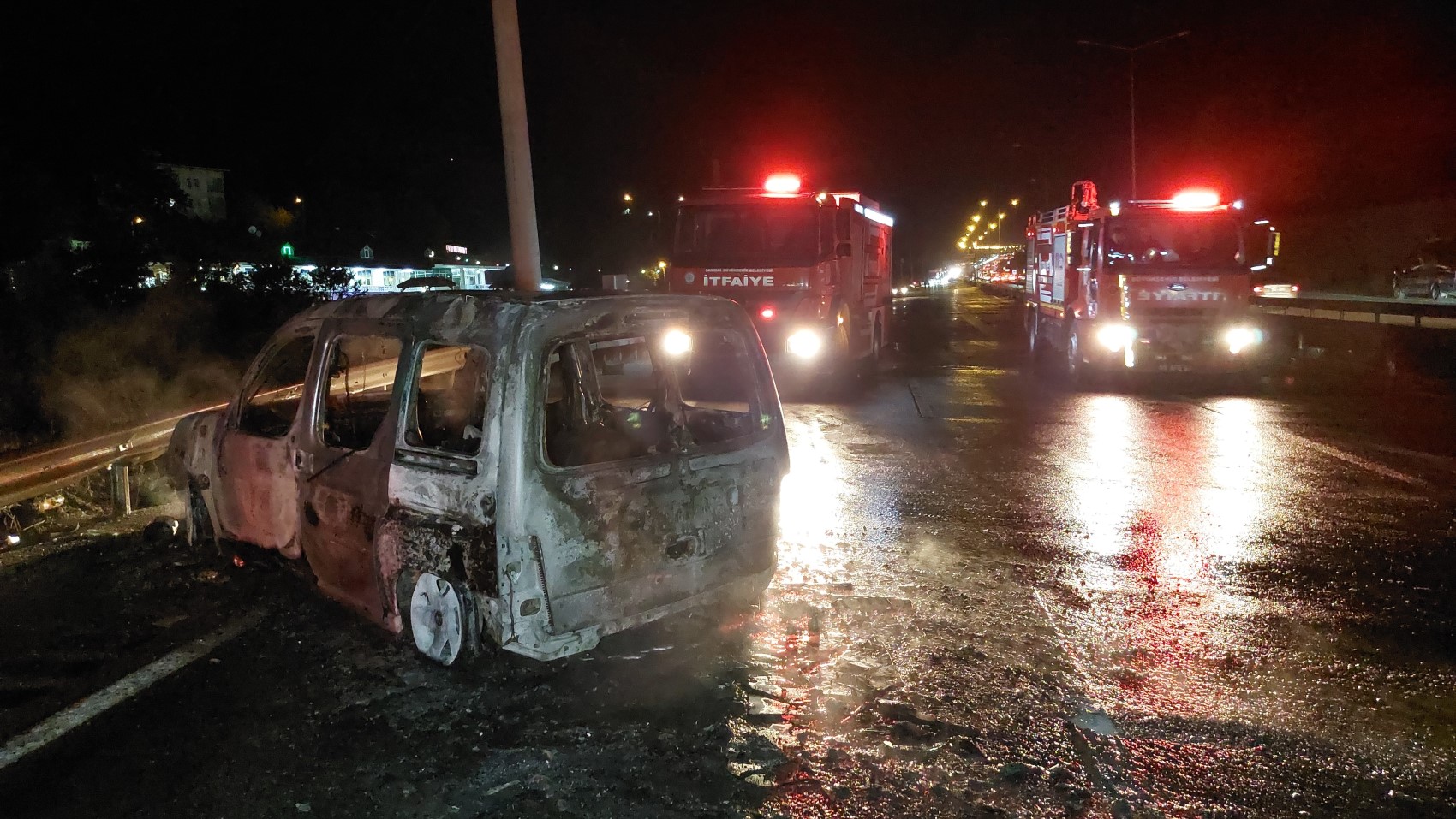 Tiner, boya ve madeni yağ yüklü tır seyir halindeyken yandı: Ortalık savaş alanına döndü