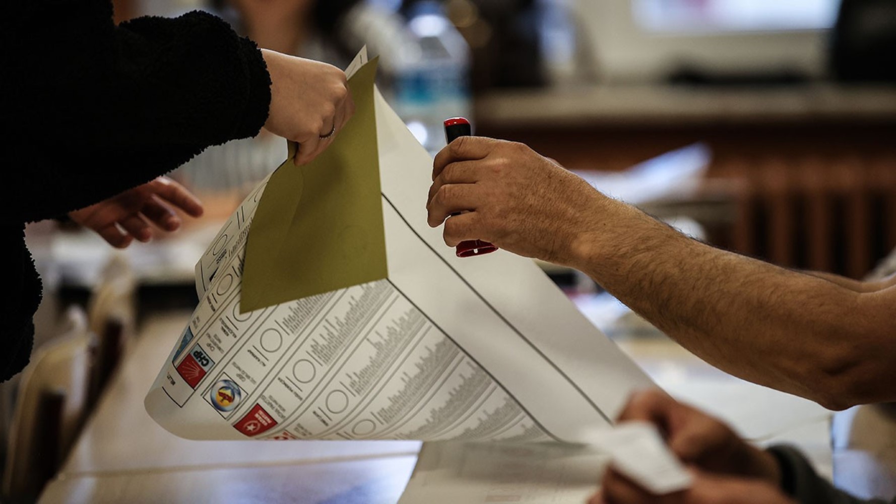 Transferler AKP’ye yetmedi: Son anketten sürpriz sonuç!
