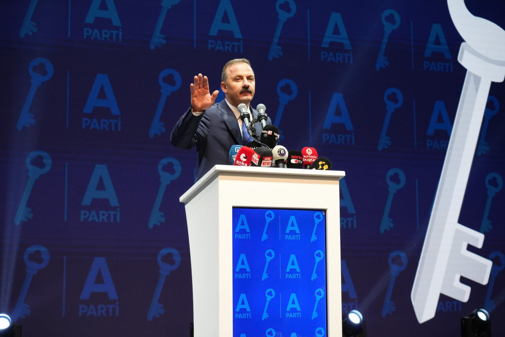 16 anketin ortalamasını aldılar: İktidar yine yetişemiyor! Eriyiş sürüyor