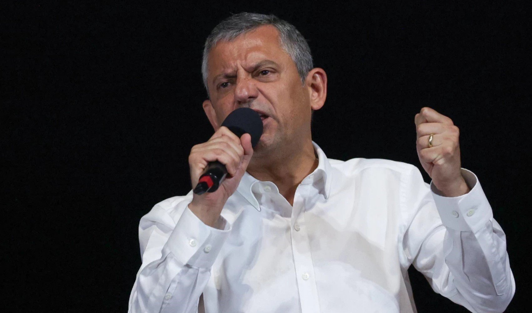 Özgür Özel'den Erdoğan- İmamoğlu kıyası: 'Erdoğan yenilmez değil, Ekrem İmamoğlu yenilmez!'