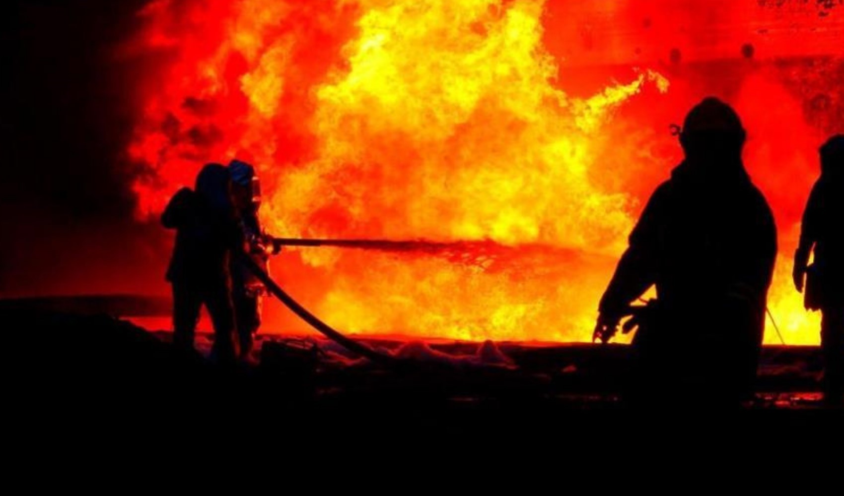 Rusya, Ukrayna'daki petrol deposunu hedef aldı!