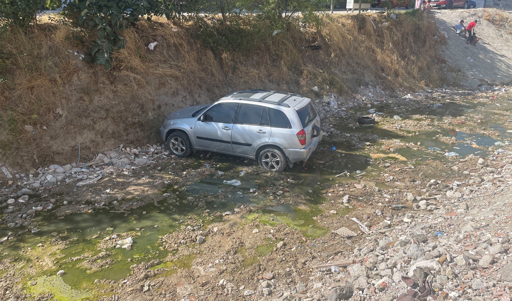 Çocukların el frenini indirdiği otomobil dereye uçtu