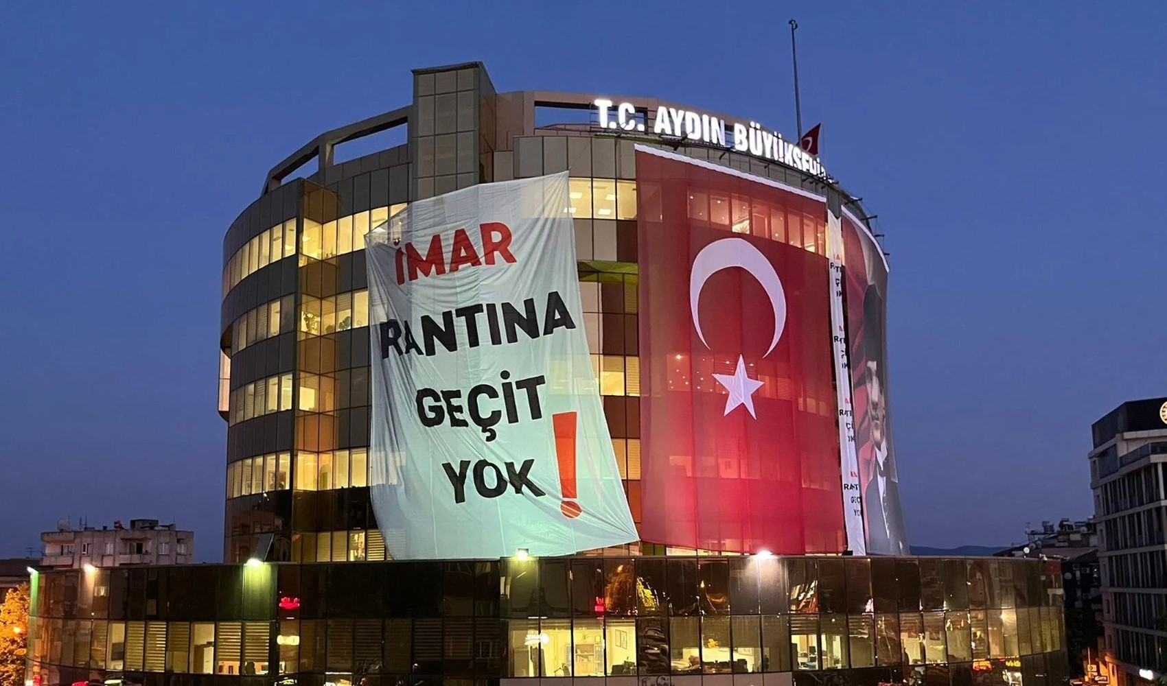 Aydın Büyükşehir Belediyesi binasına dev pankart: İmar rantına geçit yok