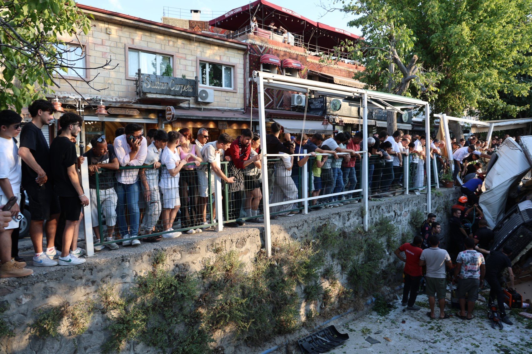 Freni patlayan kamyon 10 araca çarpıp, kanala düştü: 6 kişi yaralandı