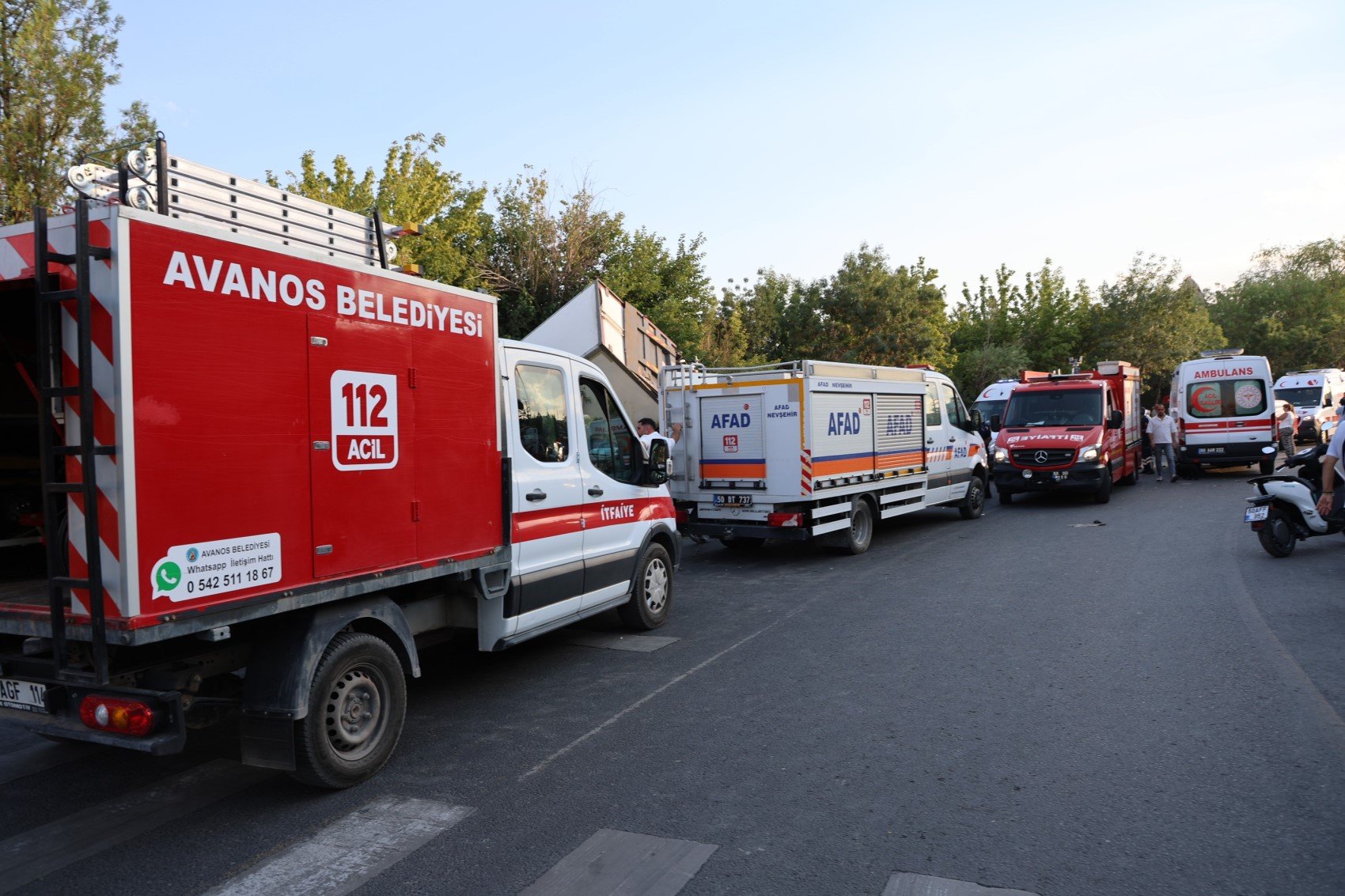 Freni patlayan kamyon 10 araca çarpıp, kanala düştü: 6 kişi yaralandı