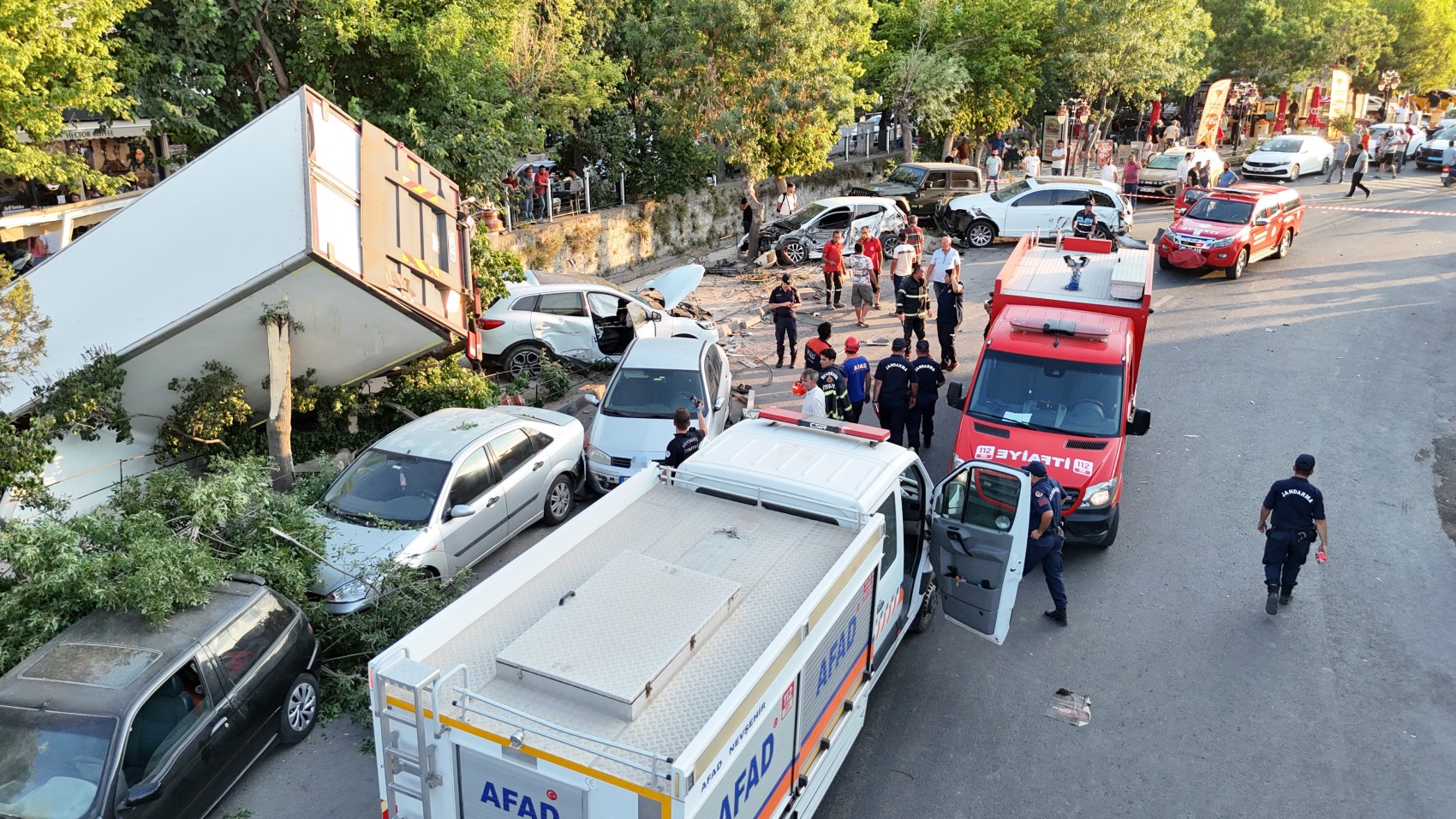 Freni patlayan kamyon 10 araca çarpıp, kanala düştü: 6 kişi yaralandı