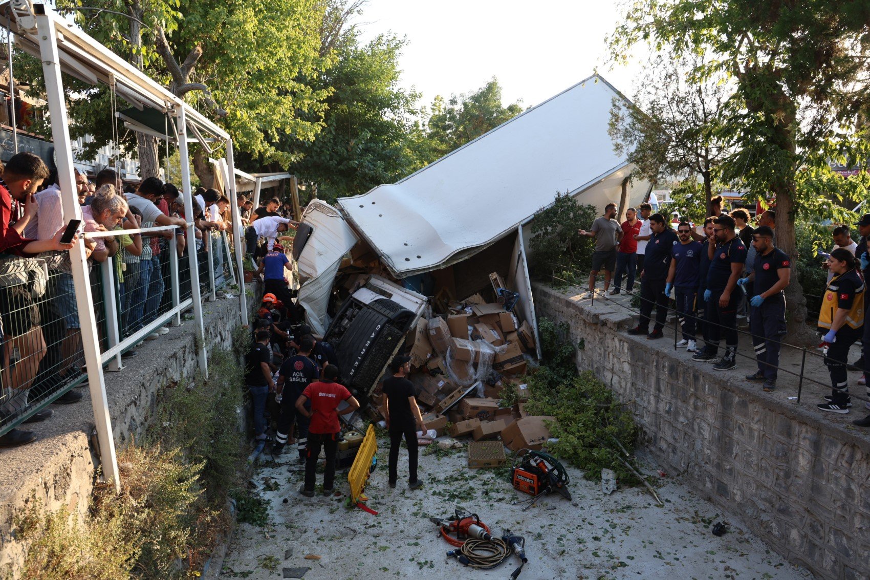 Freni patlayan kamyon 10 araca çarpıp, kanala düştü: 6 kişi yaralandı