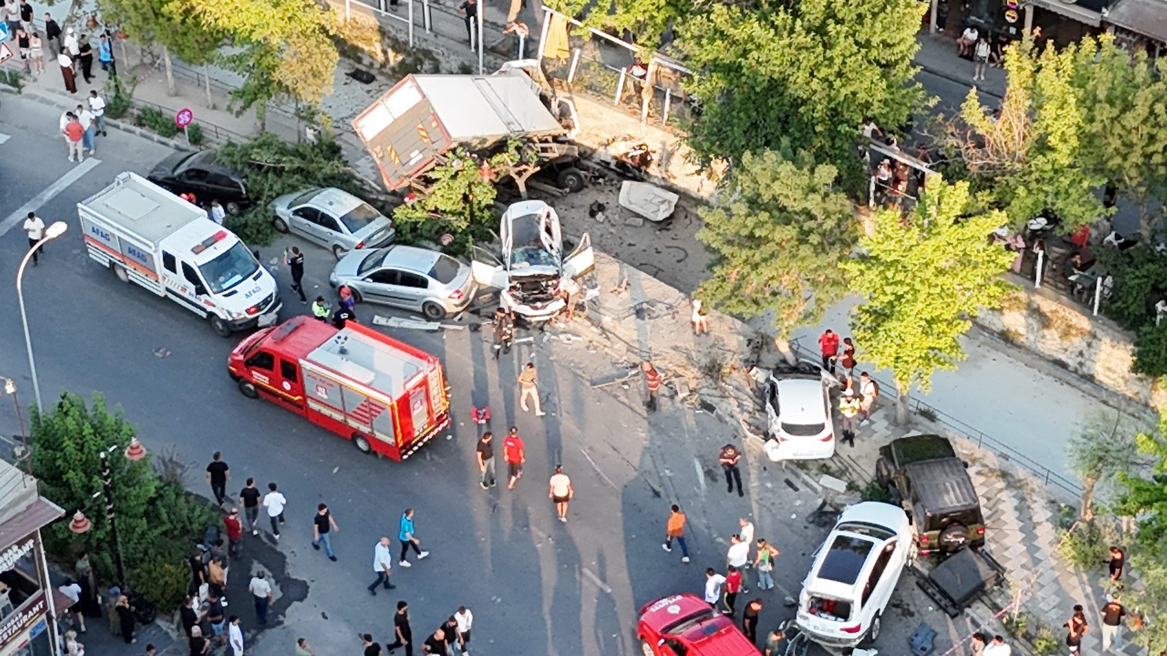 Freni patlayan kamyon 10 araca çarpıp, kanala düştü: 6 kişi yaralandı