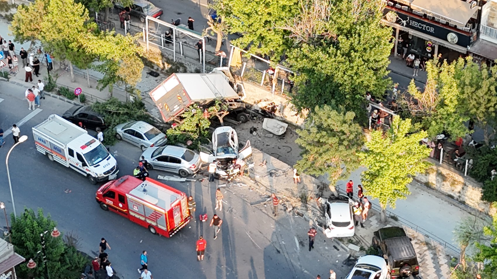 Freni patlayan kamyon 10 araca çarpıp, kanala düştü: 6 kişi yaralandı